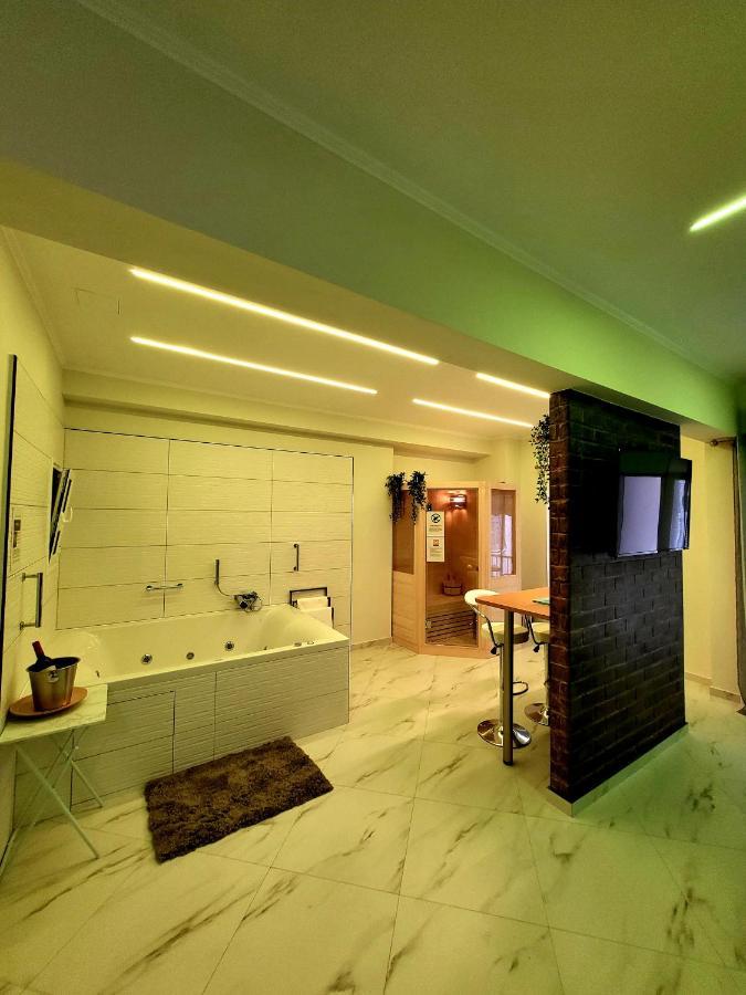Romantic Deluxe Svite Wise Jacuzzi And Sauna Athens Luaran gambar