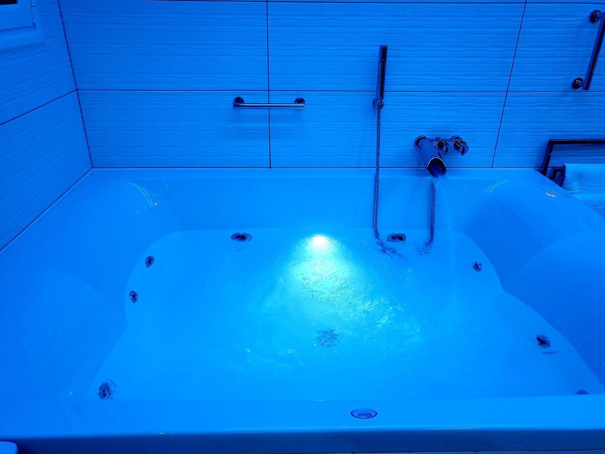 Romantic Deluxe Svite Wise Jacuzzi And Sauna Athens Luaran gambar