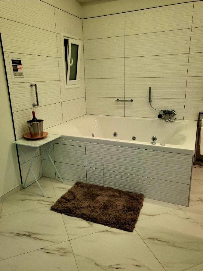 Romantic Deluxe Svite Wise Jacuzzi And Sauna Athens Luaran gambar