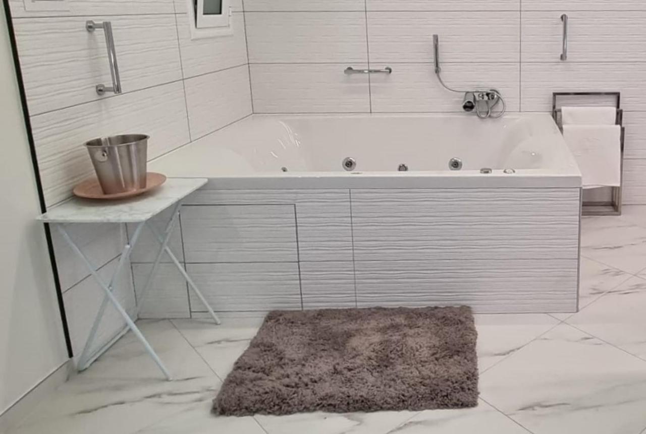 Romantic Deluxe Svite Wise Jacuzzi And Sauna Athens Luaran gambar