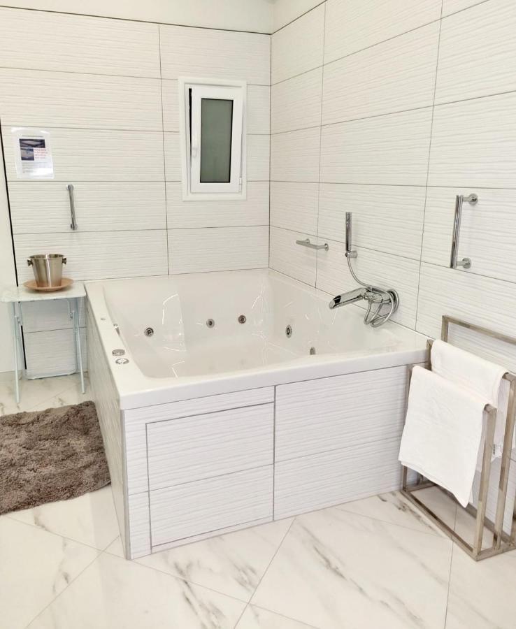 Romantic Deluxe Svite Wise Jacuzzi And Sauna Athens Luaran gambar