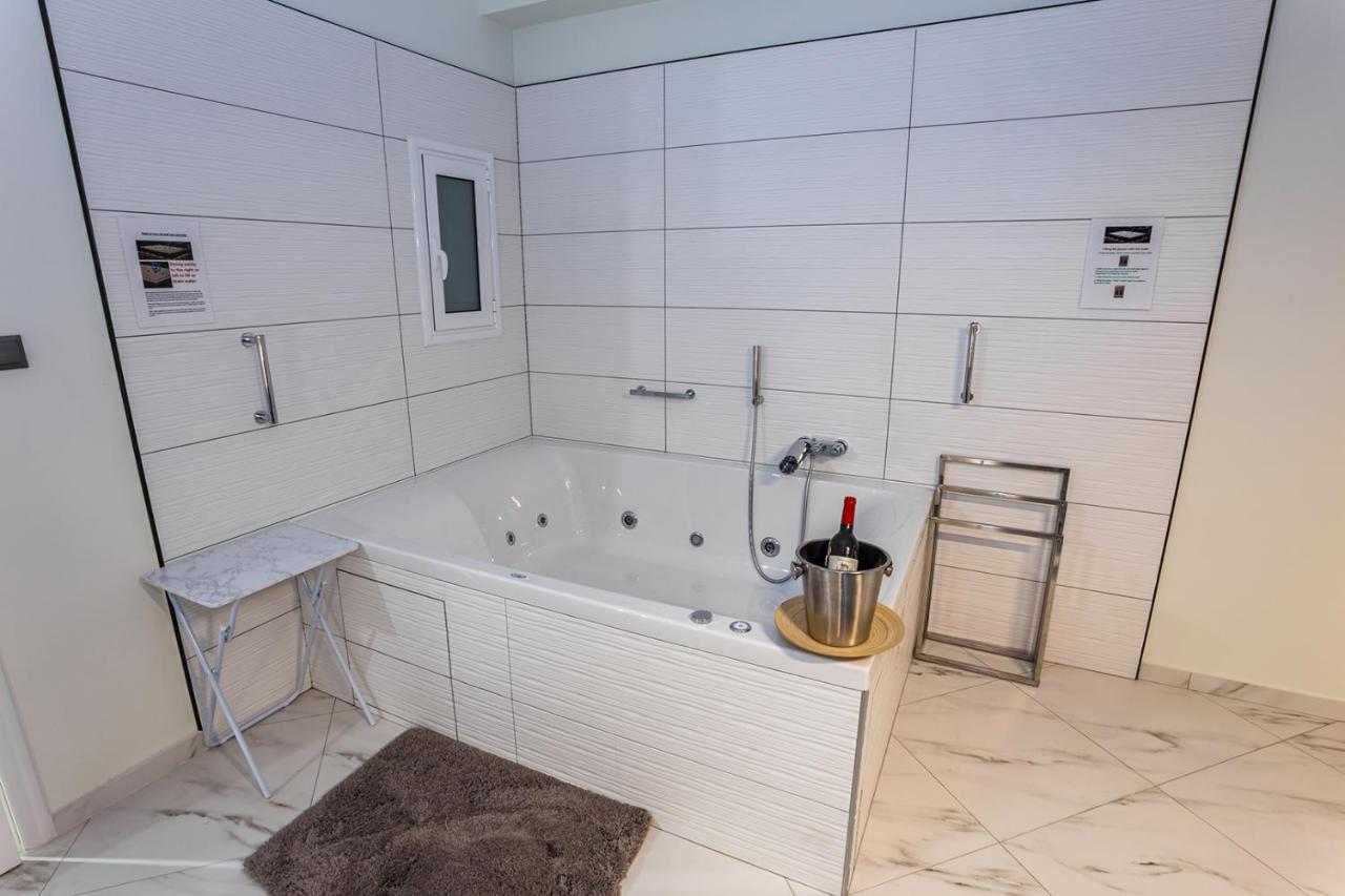 Romantic Deluxe Svite Wise Jacuzzi And Sauna Athens Luaran gambar